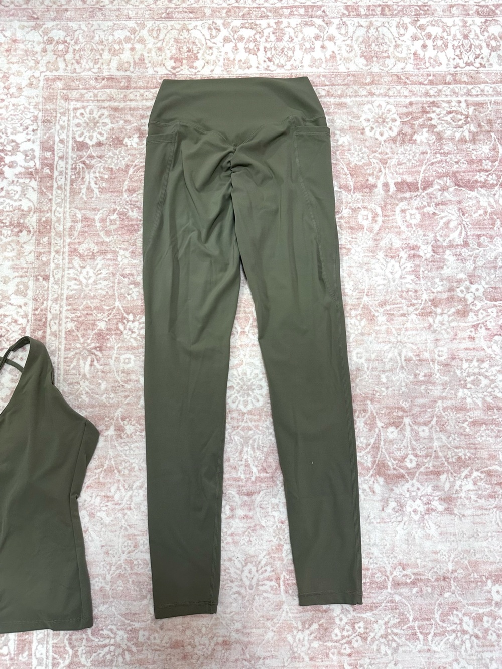SET 🥑 Workout Army Green Pants & Top - Picture 8 of 12